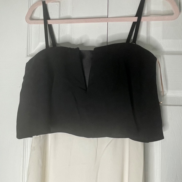 Black and white gown - Picture 3 of 4